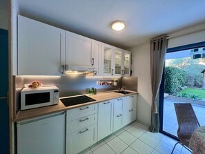 Fridge, microwave, stovetop, dishwasher