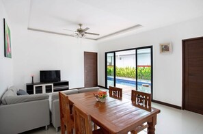 Villa Premium, 2 habitaciones, para no fumadores, vista a la alberca | Área de sala de estar | Televisión de pantalla plana 