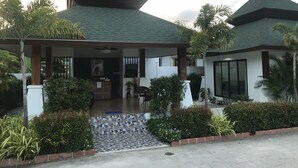 A building with a green roof and a covered entrance area. - Sanga Villas (Rawai)