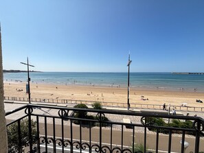 Beach - Beachfront Apartment with Balconies, Near Shops (Les Sables-d'Olonne)