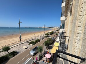 Beach - Beachfront Apartment with Balconies, Near Shops (Les Sables-d'Olonne)
