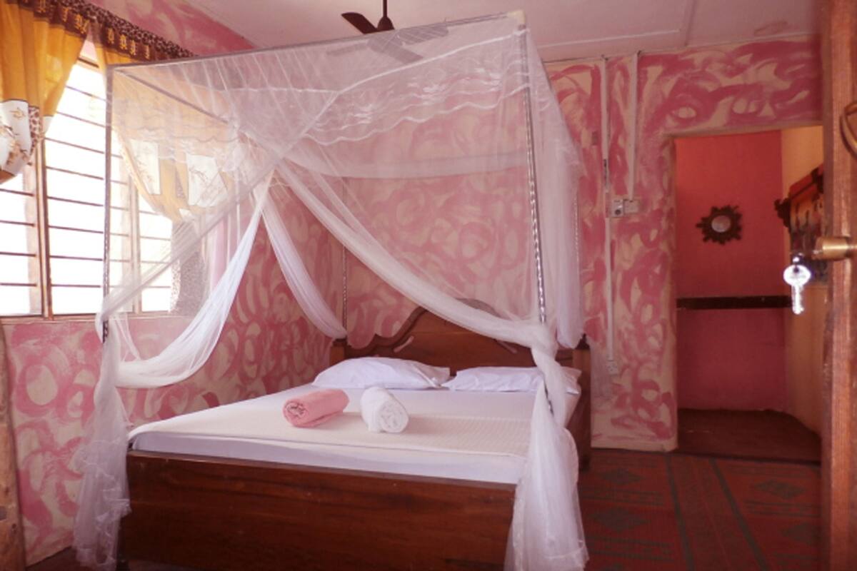 Quarto casal luxo, banheiro privativo | Escrivaninha, Wi-Fi de cortesia, roupa de cama
