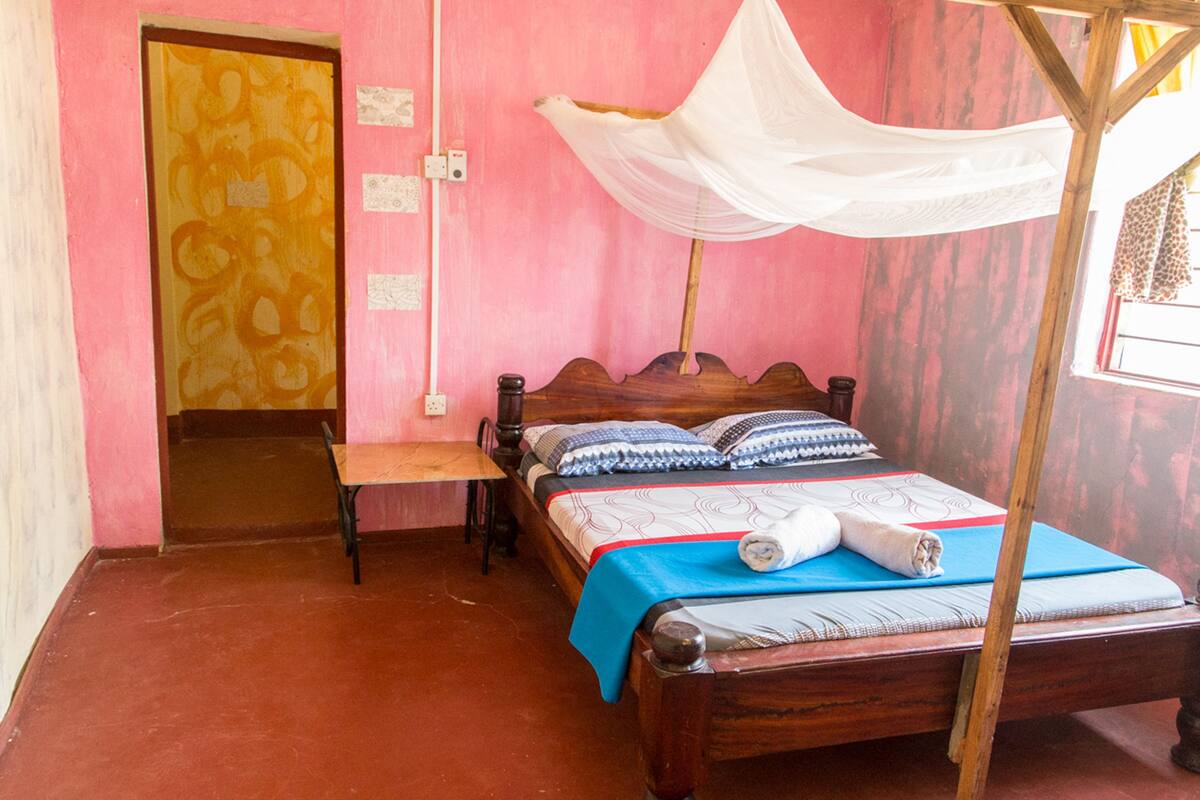 Escrivaninha, Wi-Fi de cortesia, roupa de cama