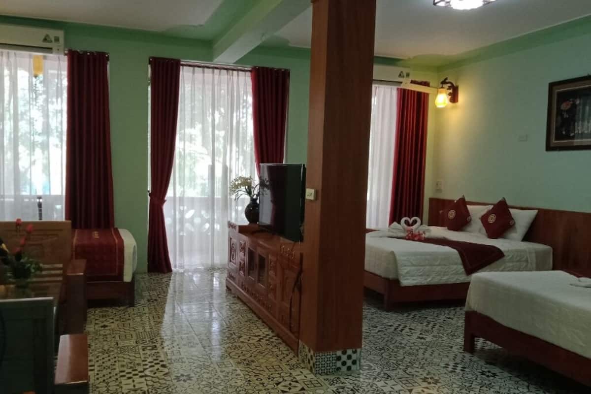 Family Room | Minibar, desk, soundproofing, free WiFi