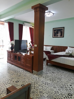 Family Room | Minibar, desk, soundproofing, free WiFi