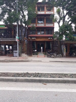 Front of property - La Belle Vie Tam Coc Brother (Hoa Lu)