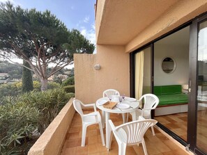 Outdoor dining - 2-Room Apartment Sleeps 4 with Pool, Tennis, Parking in La Croix-Valmer (La Croix-Valmer)