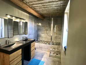 Douche, sèche-cheveux