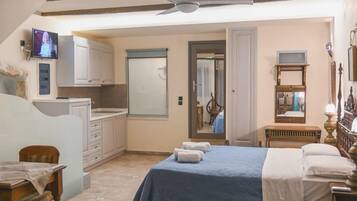 Superior Studio Suite with interior Jacuzzi and Hammam (hammam facility has additional price) | 1 habitación y ropa de cama hipoalergénica
