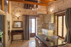 Terrace Suite with exterior Jacuzzi | 객실 내 식사 공간