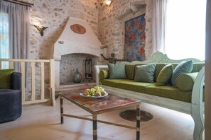 Terrace Suite with exterior Jacuzzi | 거실 공간 | 위성 채널 시청이 가능한 25인치 평면 TV, TV