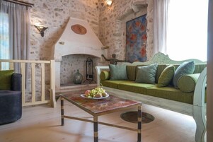 Terrace Suite with exterior Jacuzzi | Área de estar | TV de tela plana 25 polegadas com canais via satélite, TV