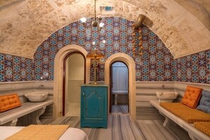 Deluxe Suite with private Hammam | 저자극성 침구, 객실 내 금고, 각각 다른 스타일의 인테리어, 각각 다르게 가구 비치