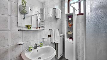 Apartamento, 2 habitaciones | Baño | Ducha, secador de pelo, bidé y toallas