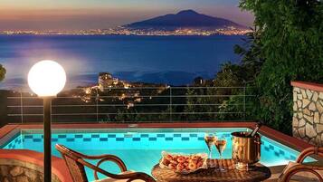 Una piscina al aire libre de temporada, tumbonas