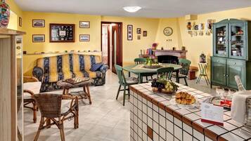 Apartamento, 2 habitaciones | Zona de estar | Una televisión de pantalla plana