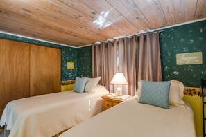 4 bedrooms, desk, iron/ironing board, free WiFi