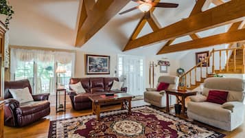 Smart-tv, een open haard, een dvd-speler en boeken