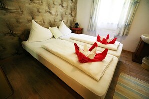 Escritorio, wifi gratis y ropa de cama 