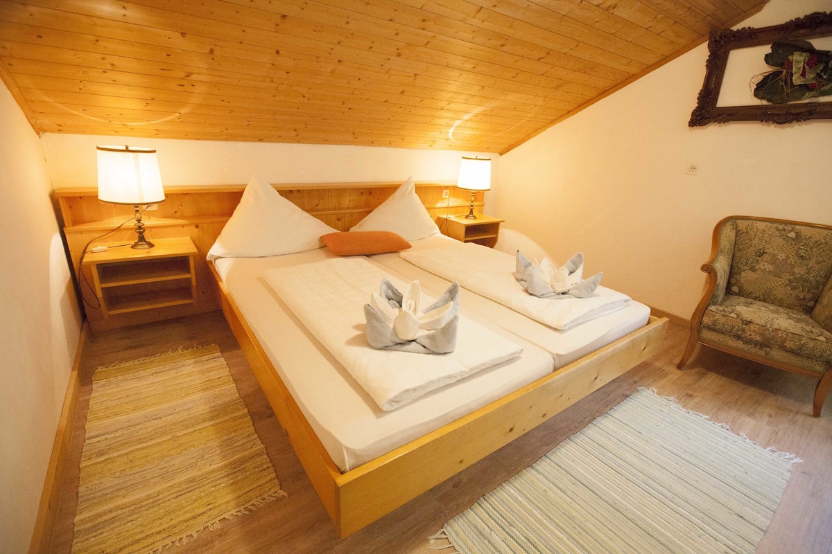 Escritorio, wifi gratis y ropa de cama