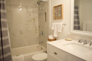 Combined shower/bathtub, hair dryer, towels