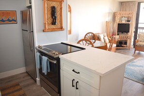 Refrigerador, microondas, horno y parrilla de estufa 