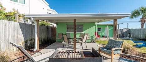 屋外ダイニングエリア