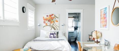 Escriptori, planxa i posts de planxar, wifi i roba de llit