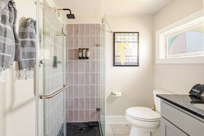 Een douche, een haardroger, handdoeken, zeep