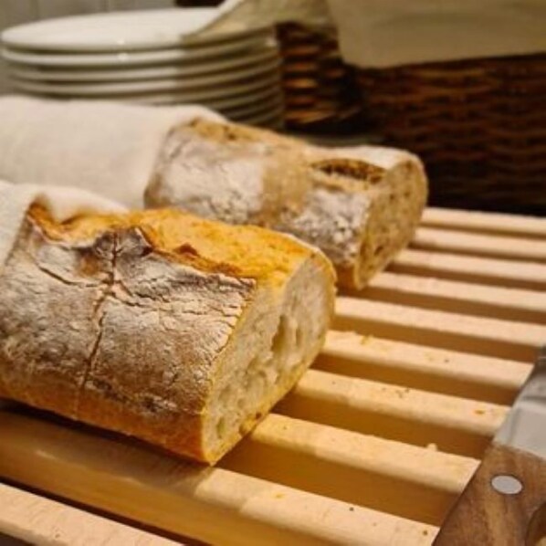 Dos hogazas de pan sobre una tabla de madera.