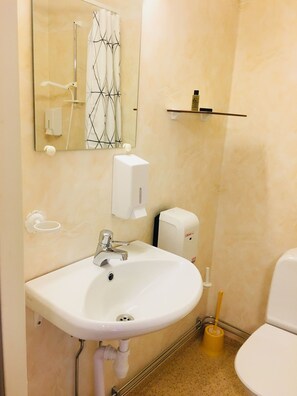Standard Single Room | Bilik Mandi | Pancuran mandi, kelengkapan dandanan diri percuma, pengering rambut 