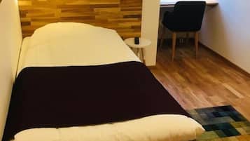 Schreibtisch, VerdunkelungsvorhĂ€nge, BĂŒgeleisen/BĂŒgelbrett