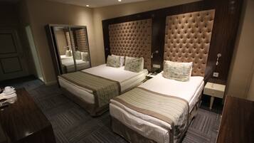 Habitació doble o amb dos llits individuals estàndard | Minibar, caixa forta a l'habitació i wifi gratuïta