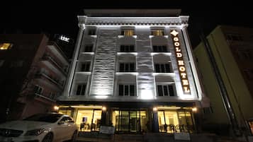 Façana frontal de l'allotjament (vespre/nit)