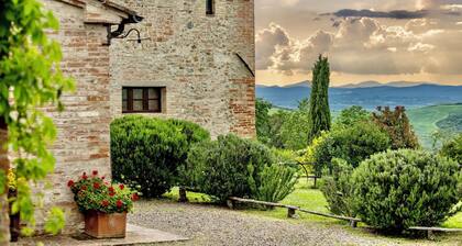 Traditional Tuscan farmhouse with breathtaking views 19 Minutes from Montalcino