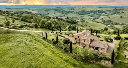 Traditional Tuscan farmhouse with breathtaking views 19 Minutes from Montalcino