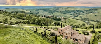 Traditional Tuscan farmhouse with breathtaking views 19 Minutes from Montalcino