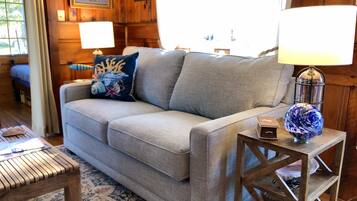 Een smart-tv, boeken en een stereo