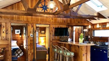 2 室のベッドルーム、アイロン / アイロン台、WiFi (無料)