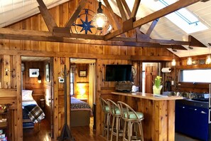 2 bedrooms, iron/ironing board, free WiFi - Compass Rose Cottage ★ Steps to Flax Pond & Nature Trails ★ Kayaks  (Dennis)