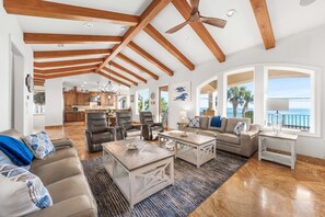 Smart TV, chimenea, biblioteca musical y videoteca 