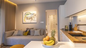 Apartemen, 1 kamar tidur, teras, pemandangan kolam renang | Area keluarga | TV layar datar