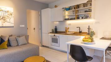 Apartment, 1 Bedroom, Terrace, Pool View | Private kitchen | Fridge, microwave, oven, stovetop