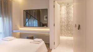Apartemen, 1 kamar tidur, teras, pemandangan kolam renang | Meja kerja, setrika/meja setrika, dan tempat tidur bayi gratis