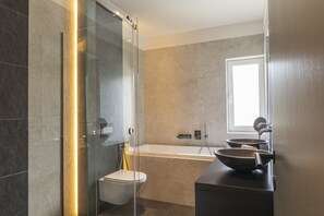 Penthouse, 3 kamar tidur, balkon | Kamar mandi | Shower, pengering rambut, jubah mandi, dan handuk