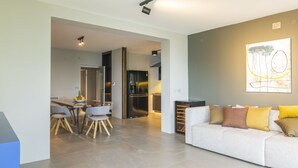 Penthouse, 3 kamar tidur, balkon | Ruang keluarga | TV layar datar