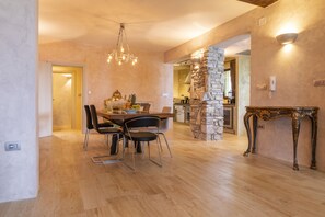 Deluxe Apartment, 2 Bedrooms, Balcony | In-room dining