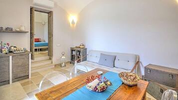 Apartamento, 2 quartos | Opções para refeição no quarto