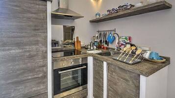 Apartment, 2 Bedrooms | Private kitchen | Fridge, stovetop, cookware/dishes/utensils