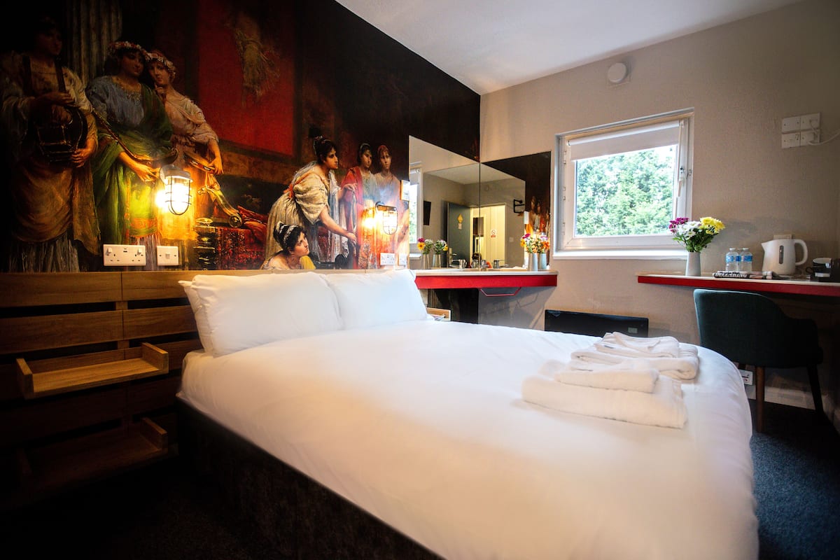 signature double room, 1 double bed, non smoking, shared bathroom | individually decorated, desk, laptop workspace, free wifi